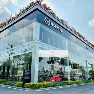 Kia Vĩnh Long - Khách hàng nhận xe sau khi hoàn tất thủ tục.