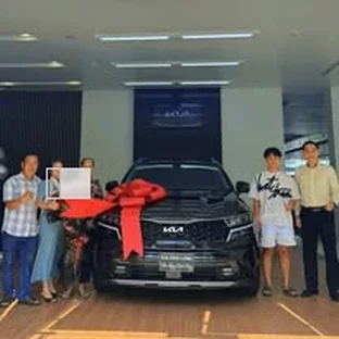 Kia Vĩnh Long - Hỗ trợ khách kiểm tra xe trước khi nhận.