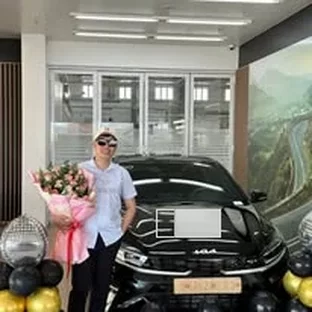 Kia Vĩnh Long - Hoạt động hỗ trợ khách chọn xe tại Trà Ôn.