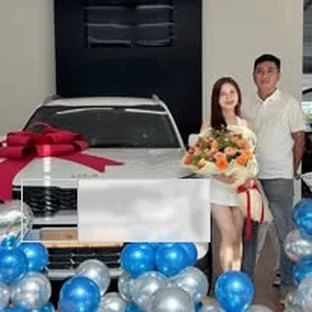 Kia Vĩnh Long - Hỗ trợ khách kiểm tra xe trước khi nhận.
