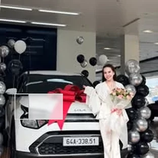 Kia Vĩnh Long - Khách hàng tham khảo xe thực tế tại Tam Bình.